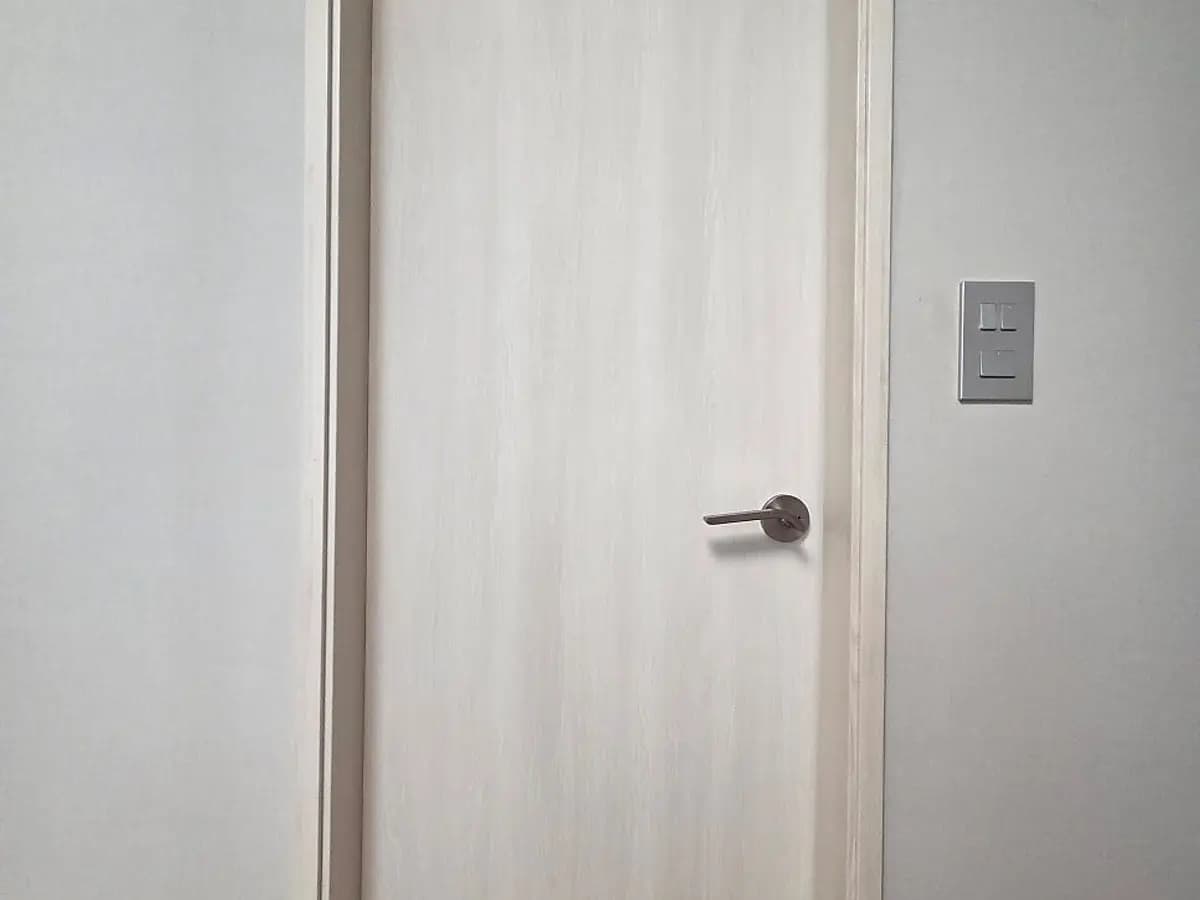 깨진 타일 교체 시공 현장 — 은평 화장실 문 방문구멍 수리 보수